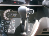 電動パーキングブレーキ装備!また、オートブレーキホールド機能もありますので、停車時ブレーキペダルから足を離してもブレーキ力を保持しているので動き出しません。(アクセルペダルを踏むと解除され発進します)