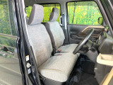 運転席シート廻りは使用感も少なく、良好な状態となっています。前オーナー様が丁寧に使っていたことがよくわかりますね。