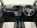 【インパネ】運転のしやすさを最優先に設計された見晴らしの良いフロントビュー。車両間隔が掴みやすく狭い道でも安心♪「安全」と「品質」を最優先に、安心してお乗りいただけるクルマを提供いたします。