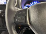 ステアリングスイッチ付きで、運転中に視線を前に向けたまま操作できます。