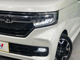 【LEDヘッドライト】悪天候や夜間走行時も良好な視界を確保し安心して運転できる高輝度LEDヘッドライトを装備!点灯速度が早く、消費電力も抑えられています。