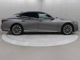 LCに続き、GA-L(Global Architecture-Luxury)プラットフォームが採用され、低く構えたスタイリングを実現し、大径タイヤの採用により力強い存在感を創出しています。