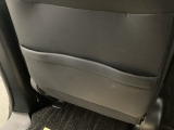 【シートバックポケット】すぐ手に取りたいアイテムをスマートにしまっておけます。限られた空間を有効に活用でき、長距離のドライブでも車内を清潔感のある落ち着いた状態に保ってくれる実用的な機能です。