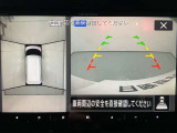 【アラウンドビューモニター】まるでクルマを真上から見ているようなアラウンドビューモニターで運転をサポート。運転席から見えにくい車の四隅や後方もモニターでしっかり見えます。