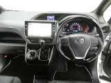 運転席からの視界はこんな感じです☆お気軽にご来店いただき、実際に座って是非お確かめください。ドライバーに寄り添う快適な操作フィールをもたらすステアリングです。