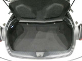 大きく開くラゲッジスペースです。左右独立でリアシートが倒れるので長尺の荷物も積むことが可能です。