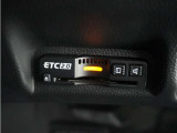 ◆ETC2.0装着◆進化したドライブ体験。料金収受システムだけだったETCが生まれ変わって、高速道路を賢く使うETC2.0に進化しました。多彩な情報サービスが便利で快適なドライブ体験を提供します。