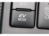 EVドライブモードで、エンジン音や排気ガスを気にすることなく走れます。早朝・深夜や屋内の駐車場などで重宝しますよ♪