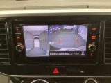 バックギアに入れますとご覧のような画像に自動的に切り替わります。車庫入れ時に役立ちます。