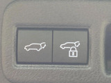 【パワーバックドア】スマートキーや運転席のボタンを押すだけでリアゲートが自動で開閉します!荷物を持っている時や、高い位置にあるバックドアを閉める際に便利な機能です♪