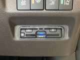 ハンドルの右下にETCがついています。高速道路の料金所の通過も楽々です!。 カードの取り出しもしやすい場所についています。