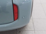 コーナーセンサーを車の前後に装備。障害物までの距離に応じて警告音を変えてお知らせ。縦列駐車時や駐車場・車庫などでの取り回しをサポートします。詳細は販売店スタッフまでおたずねください。