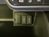 エアコン操作パネルの下に、スマートフォンなどの充電可能なUSB端子が2個ついています。移動中に充電もできるので便利です。