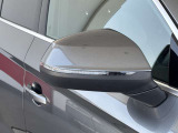 ●アウディサイドアシスト『後方の死角を並走する車両を検知しドアミラーの内側のLEDが点灯。ドライバーに注意を促し事故を未然に防ぐシステムです。』