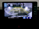 バックカメラの画像です。ガイドラインがスムースな車庫入れをサポートいたします。車庫入れの安心感がアップしますね。