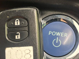 【スマートキー】カバンやポケットに入れたままでもドアの施錠・解錠が可能なスマートキーを装備。エンジンのオン・オフ時もカギを取り出す必要が無いからとっても便利です♪