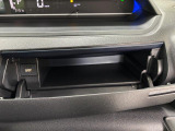 運転席側のインパネアッパーボックスは嬉しい収納!USBソケット付きでスマホの充電もできます!