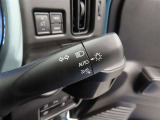 スイッチをオートに設定しておけば、車外の明るさに応じて自動的にヘッドランプを点灯・消灯します。夕暮れ時やトンネルの続く山道などを走行する時に便利なコンライトを装備しています。