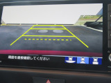 【リアカメラ】リバースに入れるだけで後方の映像が映ります。安全確認や、狭い駐車場での車庫入れ、雨の日や夜間など視界の悪い時に便利です。安全にバックする為には欠かせない装備です。