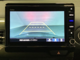 バックでの車庫入れも安心です! リアカメラが付いているバックモニター付のナビを装備しております。操作線もついており距離感も画面から確認できます。