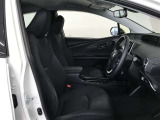 高いホールド性で運転姿勢が安定します。長距離ドライブでも疲れにくいのが魅力です。快適なドライビングライフをお送りください♪