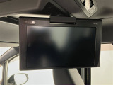 【後席モニター】後部座席専用のテレビモニターを装備しています。DVDを流すもよしテレビを見るもよし。あると便利な人気装備です。