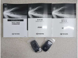 メンテナンスノート、取扱説明書です。 その車の整備記録が事細やかに記録されています。 車が生まれてから今までどのような道を歩んできたのか判るとても重要な物ですよ。