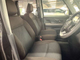 運転席の画像です。足元やシートまわりに余裕があり、リラックスした姿勢で運転が可能です。視界も良好で操作系へのアクセスもしやすく、快適で安心感のあるドライブをサポートします。