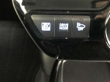 EVドライブモードで、エンジン音や排気ガスを気にすることなく走れます。早朝・深夜や屋内の駐車場などで重宝しますよ♪