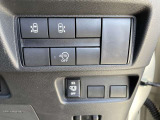 運転席で両側のスライドドアの開閉ができます