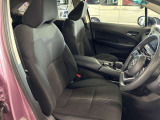 運転席の画像です。足元やシートまわりに余裕があり、リラックスした姿勢で運転が可能です。視界も良好で操作系へのアクセスもしやすく、快適で安心感のあるドライブをサポートします。