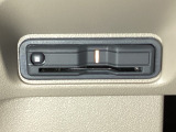 ハンドルの左下にETC2.0がついています。高速道路の料金所の通過も楽々です。 カードの取り出しもしやすい場所についています。
