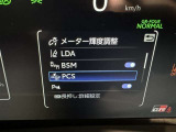 「レーンディパーチャーアラート」道路上の白線(黄線)をセンサーで認識し、車線を逸脱する可能性がある場合、注意喚起します