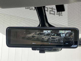 【インテリジェント ルームミラー】車両後方のカメラ映像をミラー面に映し出すので、車内の状況や、天候などに影響されずいつでもクリアな後方視界が得られます!