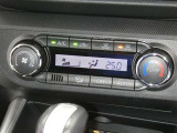 【オートエアコン】車内温度を感知して自動で温度調整をしてくれるのでいつでも快適な車内空間を創り上げます!どの席に座っても快適なドライブが楽しめます♪