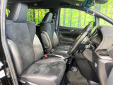 運転席まわりには十分なスペースがあり、大柄な方でもゆったり運転していただける環境です。