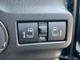 お子様やご年配の方の乗降りも安心な両側電動スライドドアです。運転席からスイッチ操作で開閉が可能です。