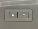 【パワーバックドア】スマートキーや運転席のボタンを押すだけでリアゲートが自動で開閉します!荷物を持っている時や、高い位置にあるバックドアを閉める際に便利な機能です♪