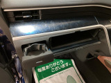 全席にドリンクホルダー装備!!前席にはプッシュ型のドリンクホルダーでオールシーズンお飲み物を置きながらドライブもいかがでしょうか。