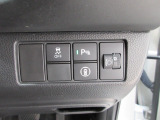パーキングセンサーや横滑りを防ぐVSA等のスイッチ類は運転席の右側、手の届きやすい位置にあります。