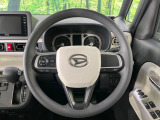 インテリアに合わせたデザインのステアリングは、運転される方のことも考え、運転しやすい形状、大きさです。是非一度、実際に触ってお確かめください。
