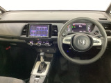 車内は光触媒抗菌消臭施工済です。スタイリッシュなデザインで暖かみのあるインパネ周りを演出します。グローブボックスやカップホルダーのほかにトレーなどたくさんの収納スペースが装備されています。