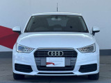 Audiの象徴であるシングルフレームグリルをよりワイドで低くシャープなデザインとすることでワイド&ローのフォルムを協調しています。