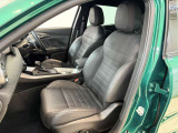 助手席も落ち着いて乗車いただけます。