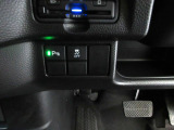 パーキングセンサーや横滑りを防ぐVSA等のスイッチ類は運転席の右側、手の届きやすい位置にあります。