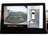前後左右のカメラの映像を合成し、車を上から見たような視点のパノラミックビューモニター。後方の死角だけでなく左右や前方の障害物の発見もしやすくなります。