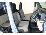 すわり心地の良い運転席・助手席です。長時間のドライブの疲れ軽減に貢献します。どうぞ快適なドライブを♪