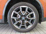 BMWのほぼすべてのモデルに『ランフラット・タイヤ』を標準装備しています。もしもパンクした場合でも、そのまま時速80kmまでで航続距離80km走行可能です。立ち往生する事無く、事故も未然に防ぎます。