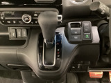 CVT車のセレクトレバーです。低速から高速まで、変速ショックのないスムーズな走りと、エンジン効率のよい領域を維持して燃費にも貢献します。サイドブレーキはスイッチ操作の電子制御パーキングブレーキです。