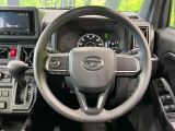 インテリアに合わせたデザインのステアリングは、運転される方のことも考え、運転しやすい形状、大きさです。是非一度、実際に触ってお確かめください。